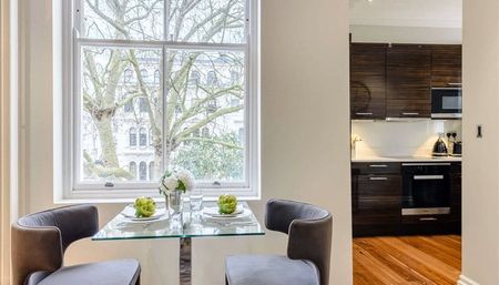 A one double bedroom apartment situated on the second floor of a gorgeous private block. EPC rating: C | Council Band D - Photo 3