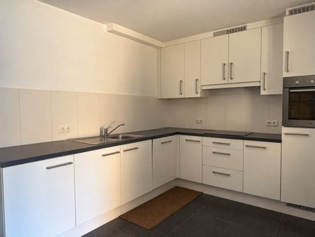 Ruim en modern 2-slaapkamerappartement met terras en ondergrondse staanplaats - Photo 5