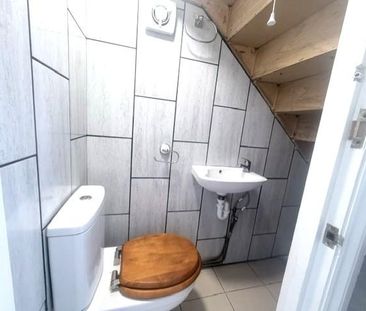 2 bedroom end of terrace house to rent - Photo 3