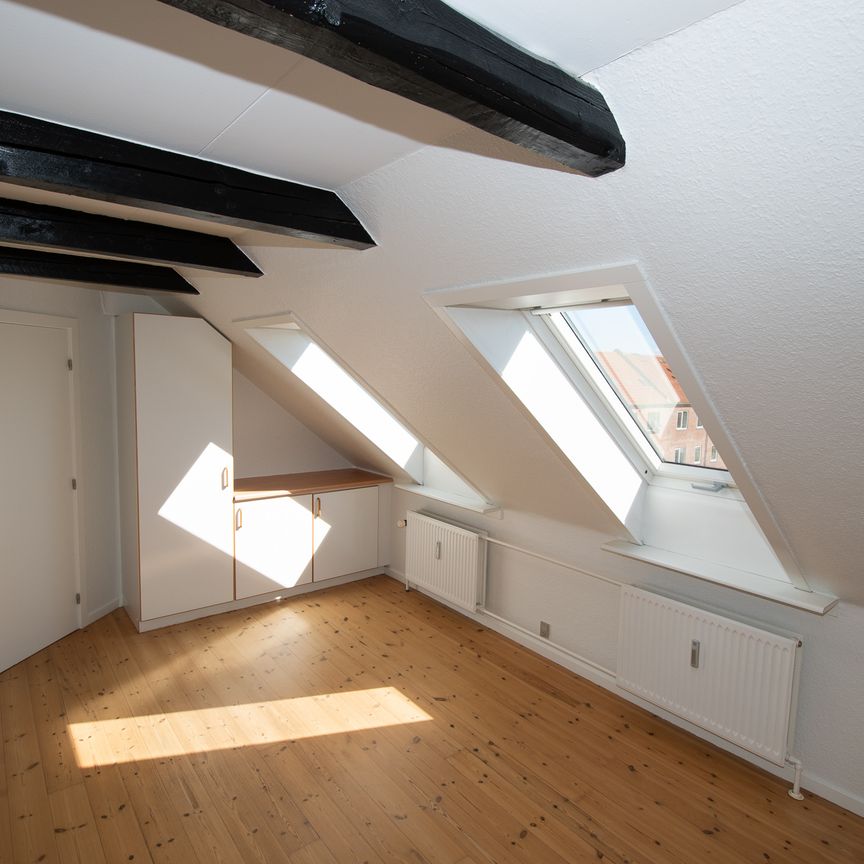 Skøn taglejlighed med lys og charme i Aalborg - Foto 1