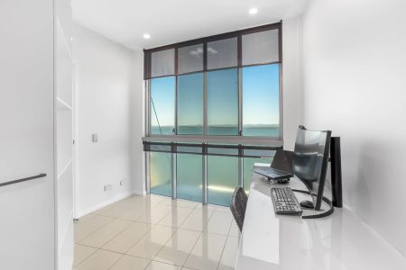 EXECUTIVE PENTHOUSE APARTMENT WITH UNINTERRUPTED OCEAN & CITY VIEWS CONTACT JULIE SYKES 0438 050 110 - Photo 5