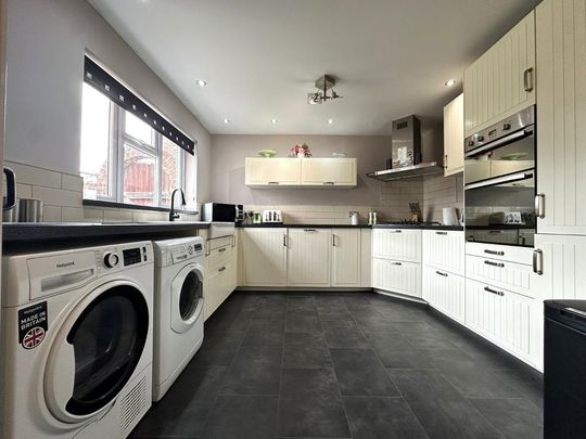 4 bedroom semi-detached house to rent - Photo 1