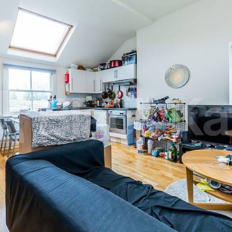 Spacious modern one bed with access to a communal garden - Photo 1