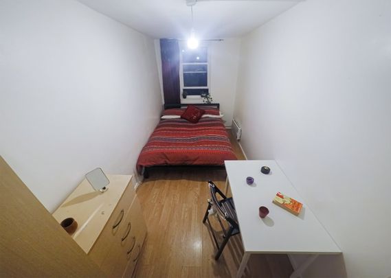 Room in a Shared House, Chesnut Road, N17 - Photo 1