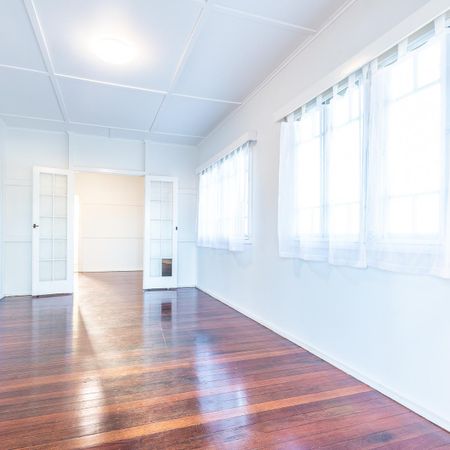 Lovely 2 Bedroom High Set Home! - Photo 4