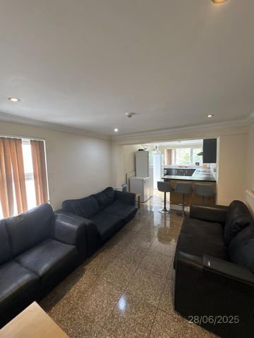 8 bedroom terraced house to rent - Photo 3