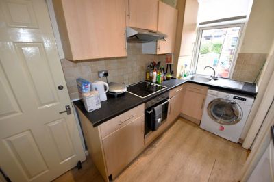 3 bedroom House in Woodside Avenue, Leeds - Photo 4