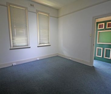 SPACIOUS 4 BEDROOM FAMILY HOME IN A POPULAR LOCATION - REAR PARKING... - Photo 2