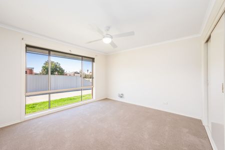 CHARMING 2-BEDROOM TOWNHOUSE IN PRIME SHEPPARTON LOCATION - Photo 5