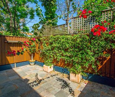 Character Filled Townhouse in Vibrant Erskineville - Photo 2