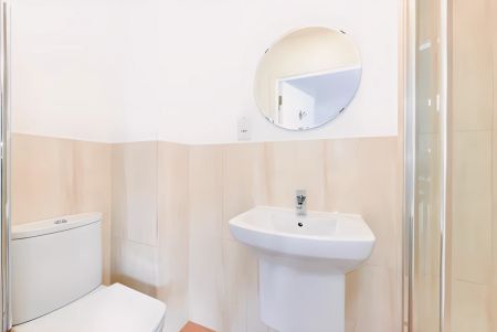 Ensuite gold - Photo 4