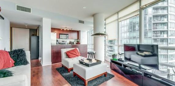 Spectacular 1 Bedroom + Den Suite with CN Tower Views in the Entertain - Photo 2