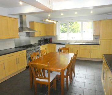 4 bedroom semi-detached house to rent - Photo 5