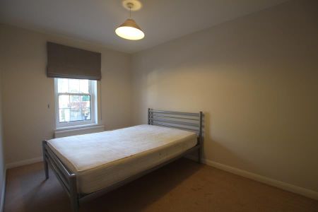 Old Avenue, West Byfleet, Surrey, KT14 - Photo 2