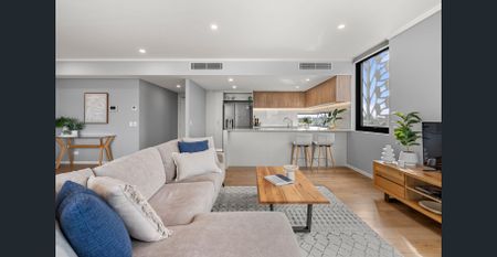 Price Reduced to Let Immediately For Lease: Stunning 3 Bed 2 Bath Unfurnished Apartment in Prime Como Location!! - Photo 3