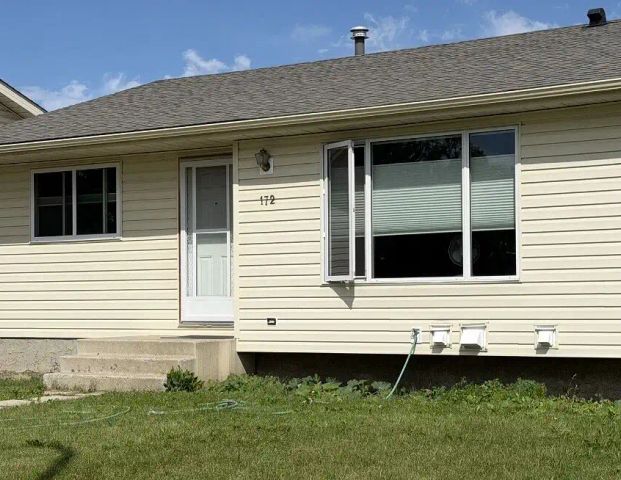 Bright & Spacious 3-Bedroom Main Floor in Castleridge – Available Now — 3 Bedrooms House - Photo 1