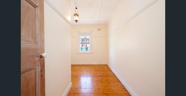 Charming light filled apartment in great location - Photo 1