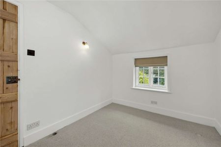 A charming cottage in the heart of Farnham town centre with a private garden. - Photo 5