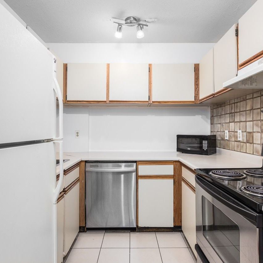 1405 Haro Street apartment — Vancouver, BC (3-Bedroom) - 3 Bedroom - Photo 1