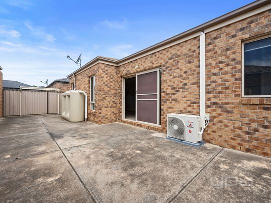 1/10 Haywood Grove, Melton West - Photo 1