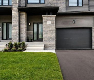 7 FEDERICA CRESCENT — 3 Bedroom - Photo 1