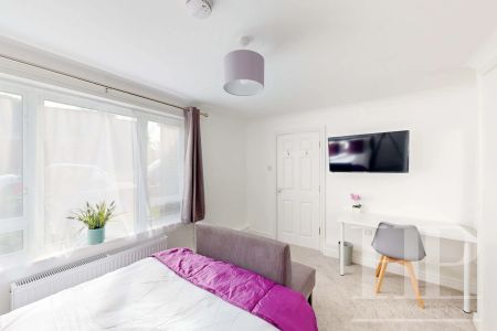 Craigans, Crawley, RH11 - Photo 5