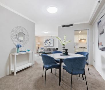 Stunning Modern Apartment with Panoramic Views in Chatswood - Photo 3