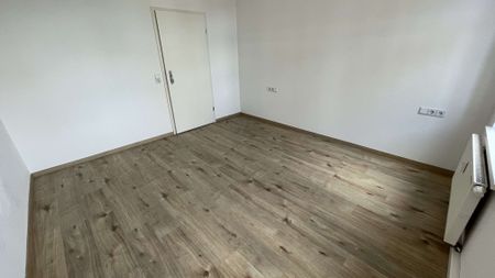 1. OG/ großes Wohnzimmer + Balkon / Stellplatz mögl. ! - Foto 2