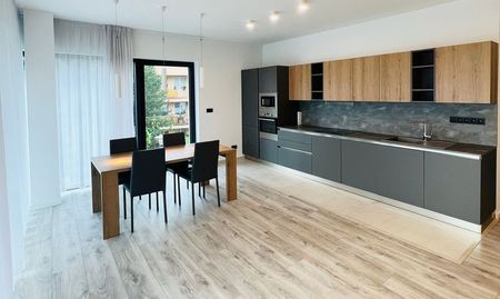 4 izbový nadštandardný byt s balkónom a záhradou na prenájom – Javorinská ulica, Hradný vrch, Staré Mesto Bratislava - Photo 3