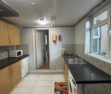 Room in a Shared House, Desford Road, E16 - Photo 6