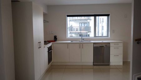 4 Bedroom Townhouse - Te Atatu South - Photo 4