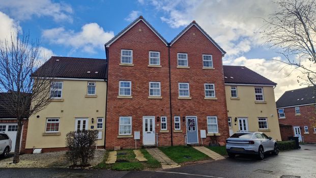 4 bed town house to rent in Roys place, Bathpool - Photo 1