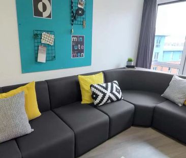 Large Standard Double Ensuite: Three Bed Flat - Photo 3