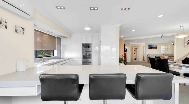 4 BEDROOM - 2 BATHROOM - SINGLE LEVEL - GARAGE - Photo 1