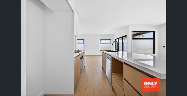 Contemporary 3-Bedroom Townhouse in Narre Warren - Photo 1