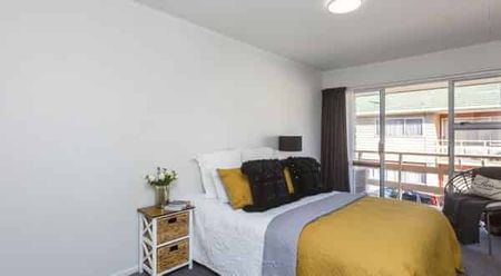 Super Central and Spacious 3 Bedroom Home - Photo 3