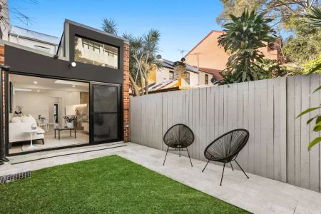 CLASSIC HOME EMBRACING A SMART MODERN DESIGN - Photo 5