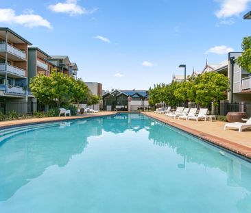 Resort-Style Ground Floor Apartment - Photo 4