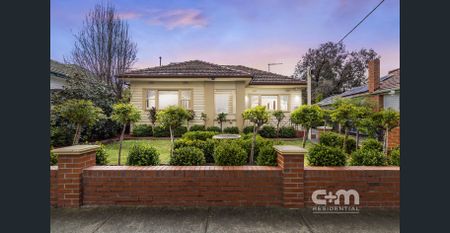 Street Facing Art Deco Home! - Photo 2
