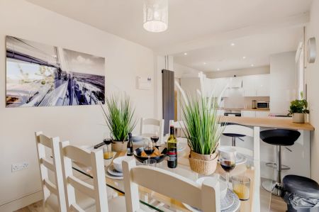 4 Bedrooms 1.5 Bathrooms - Photo 2