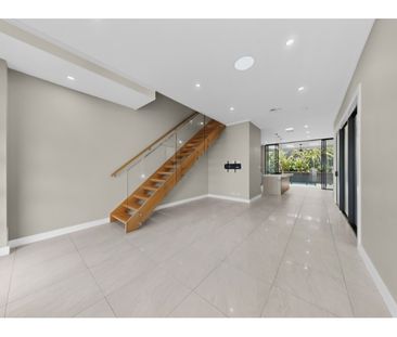 2/34 Salstone St, Kangaroo Point QLD 4169 - Photo 1