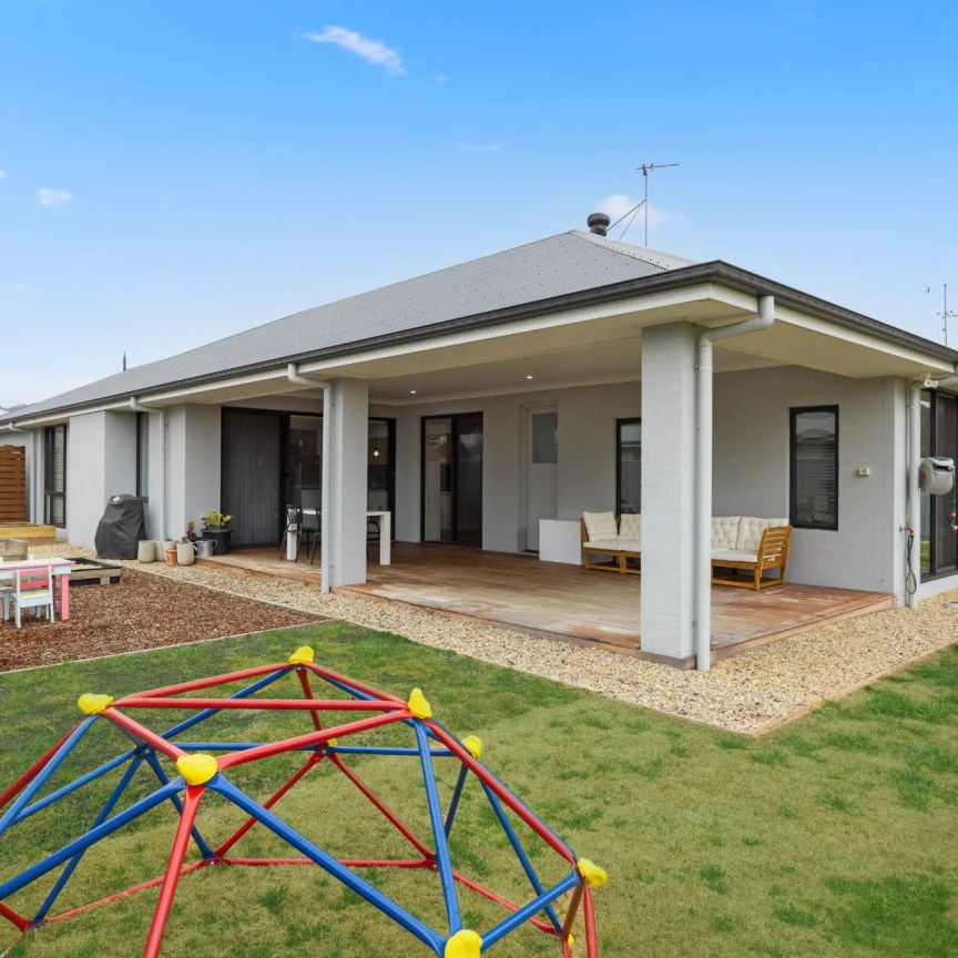Your Dream Family Home Awaits. - Photo 1