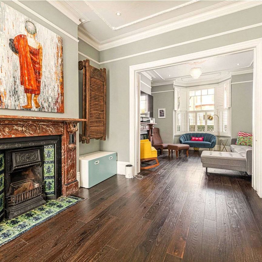 SHORT LET: £5750 per month for 5-6 month let or £6500 per month for under 5 months. A stunning family room with period features and fantastic living space - Photo 1