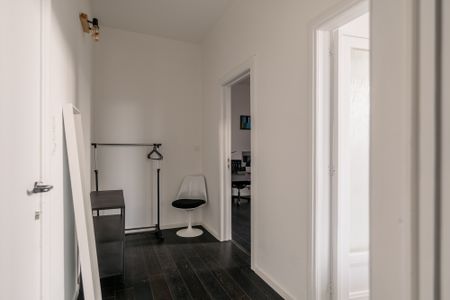 Faça’de (Fr.), v. (-s), facelift (Eng.), facies (Lat.), v. 1 gelaat, gezichtsuitdrukking. Appartemtent met 2 slaapkamers in gebouw met één van de opvallendste gevels in Antwerpen - Photo 5