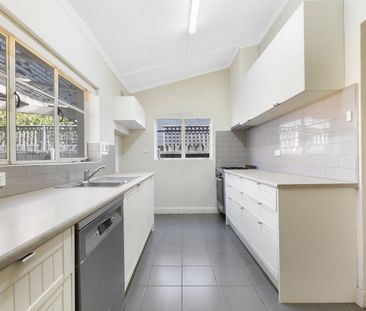 Spacious family home in the heart of Oakleigh! - Photo 1