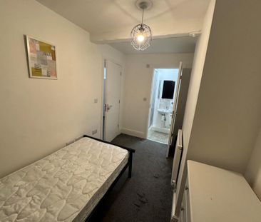 1 bedroom in a house share to rent - Photo 2