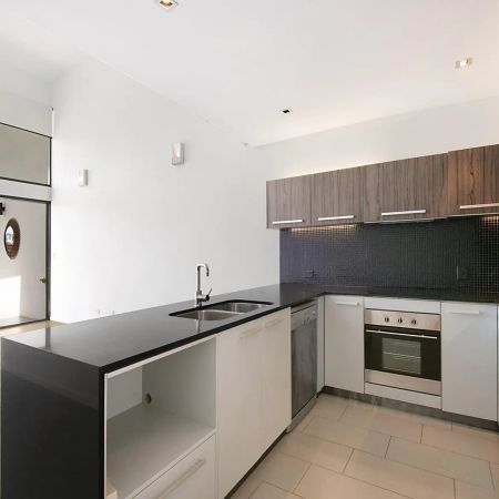 Quiet suburban living only 2km from the CBD - The rent will increase to $1100 from 10/05/2026 - Photo 2