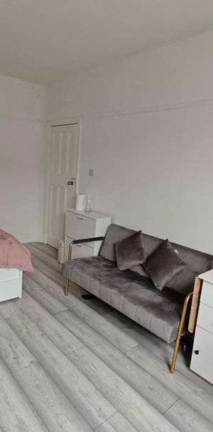 1 bedroom in a house share to rent - Photo 2
