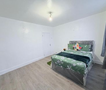 4 bedroom semi-detached house to rent - Photo 2