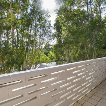 Renovated North Facing Apartment - Photo 4